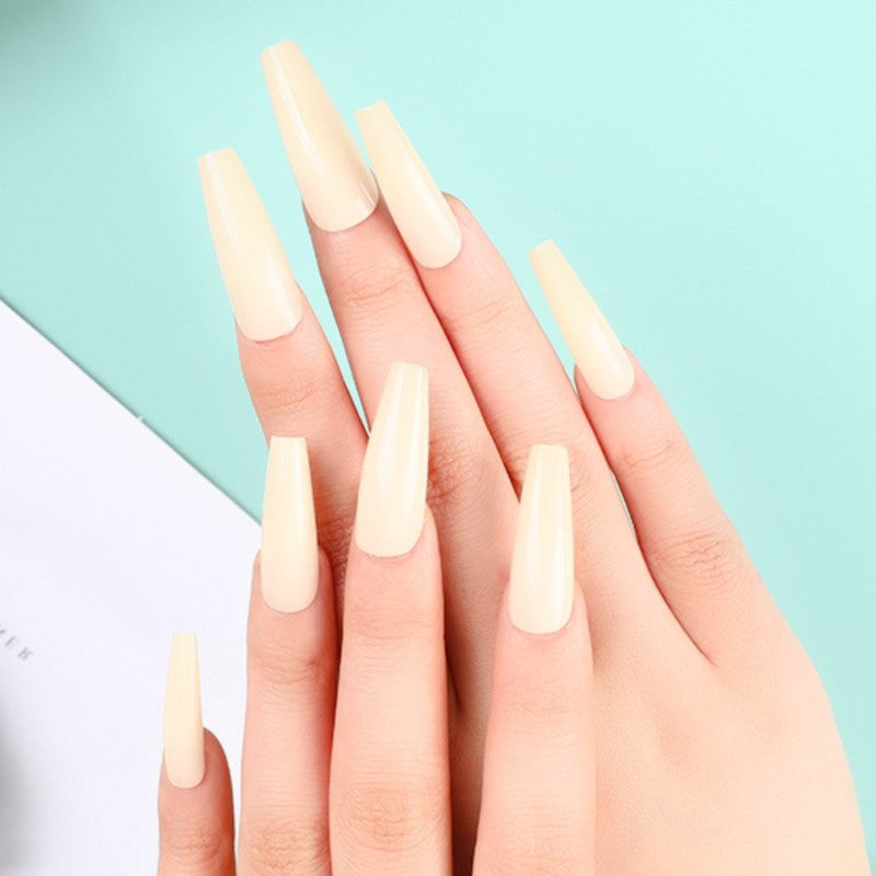 Artificial nails in classic design Bowlift