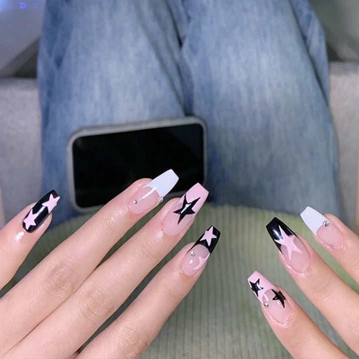 Artificial nail set with glamorous star design and sparkling accents Bowlift