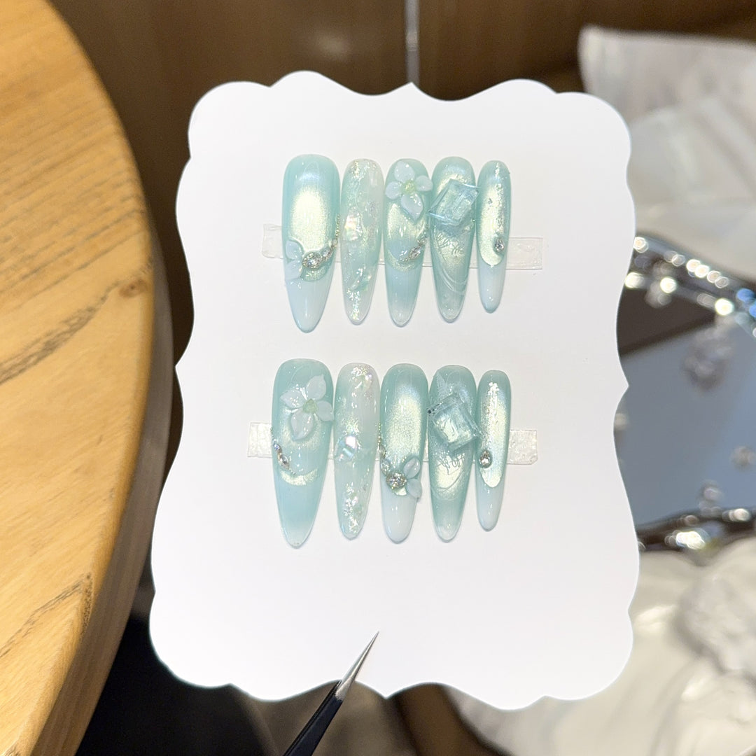 Artificial nails with floral designs and glitter effects Bowlift