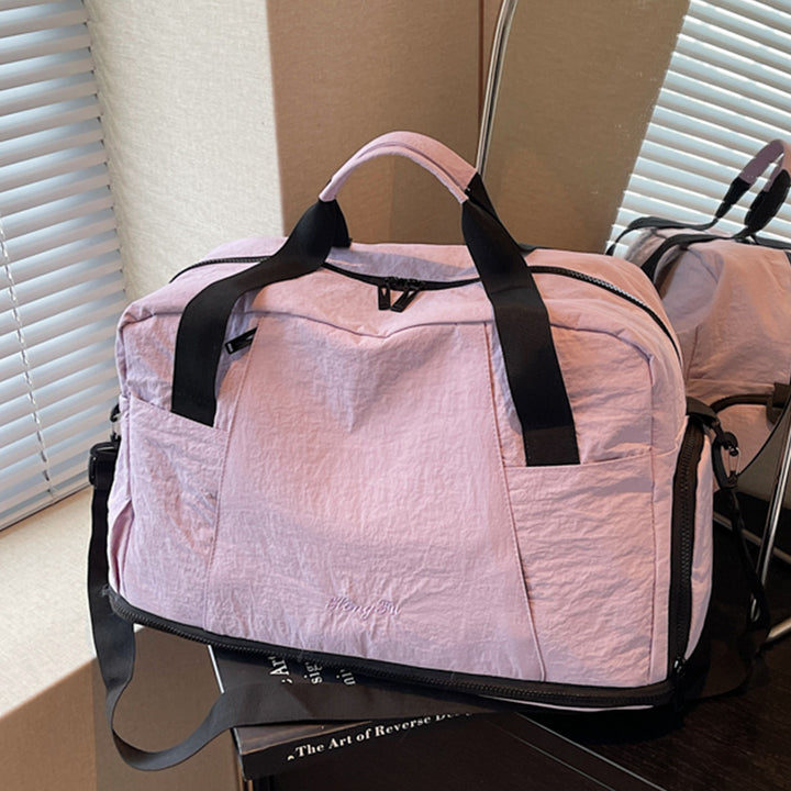 Sporty travel bag with innovative storage Bowlift