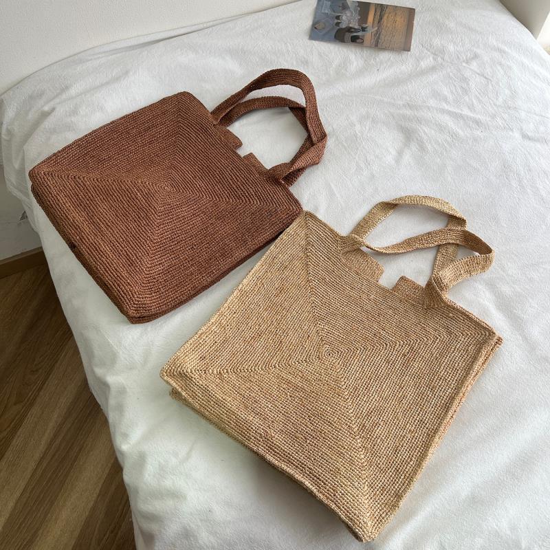 Handcrafted straw bag with stylish design Bowlift