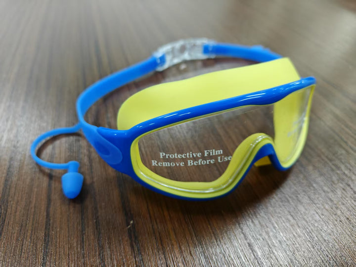 Diving mask with wide field of view and magnet holder Bowlift