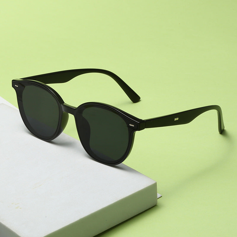 Ladies Fashion Sunglasses with trendy, round frame and UV protection Bowlift