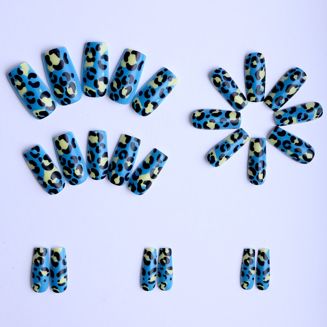 Artificial nails in leopard design Bowlift