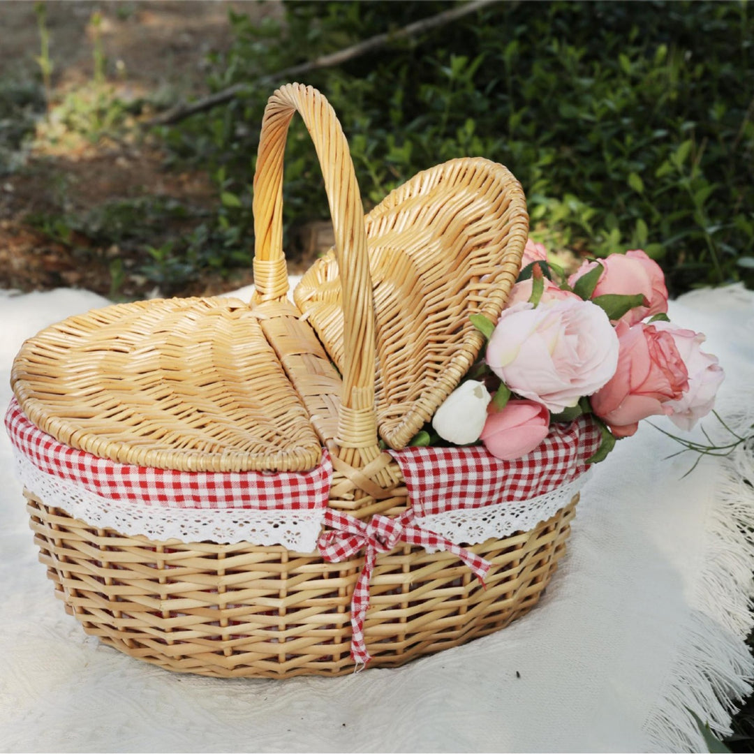 Women's basket with romantic check pattern and decorative lace insert Bowlift