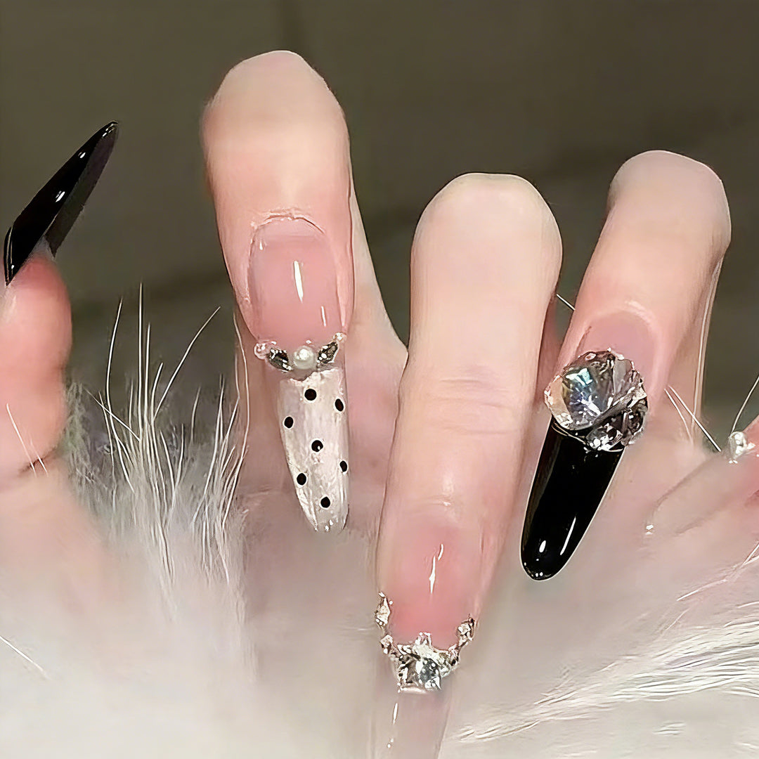 Artificial nail set with elegant glitter and 3D applications Bowlift