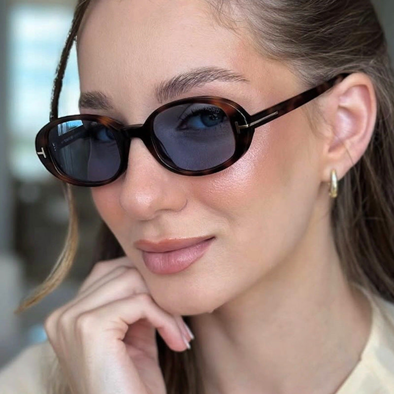 Ladies stylish oval sunglasses with golden details Bowlift