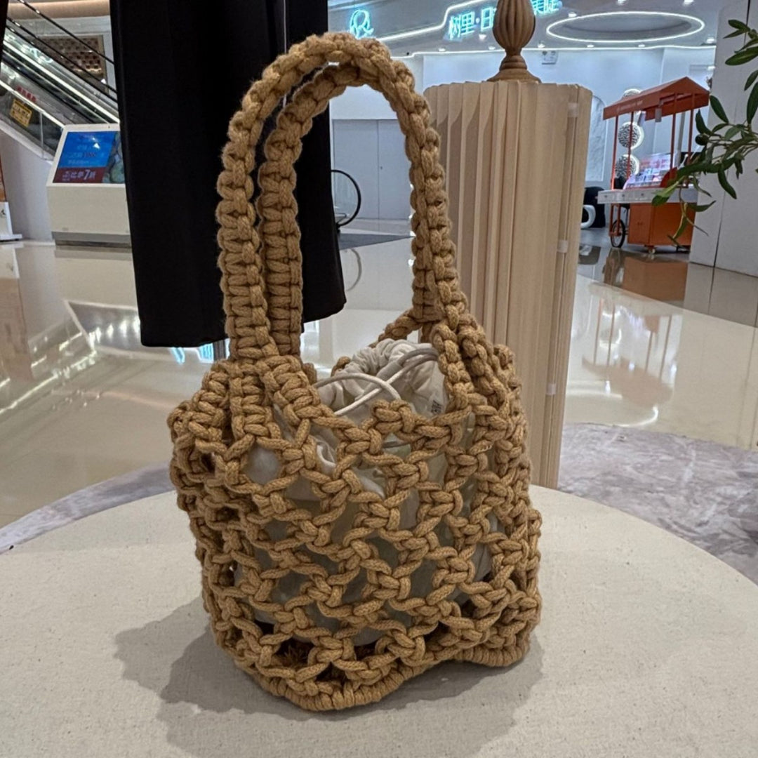 Fashionable handbag made of braided material Bowlift