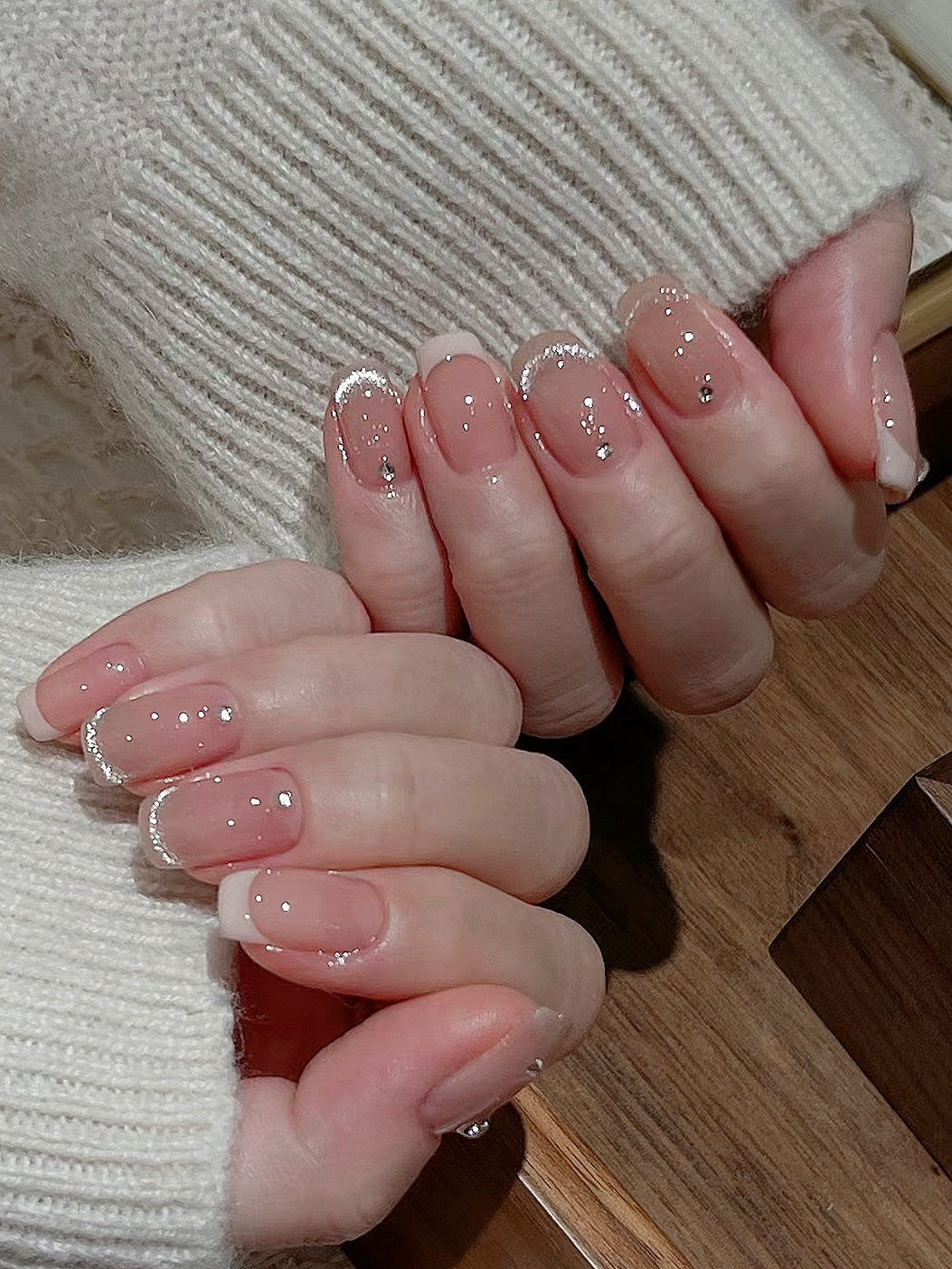 Glamorous artificial nails with filigree rhinestone details Bowlift