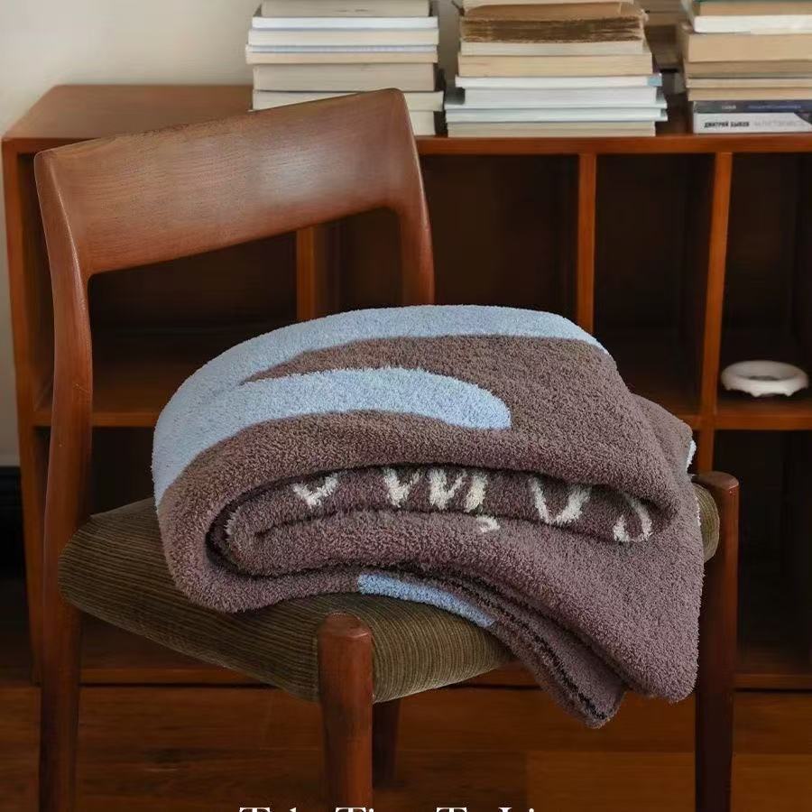 Cozy Cat-Themed Throw Blanket