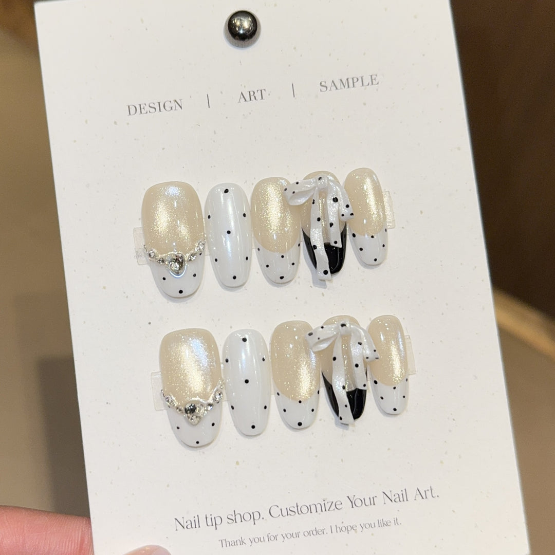 Artificial nails with glitter and bows Bowlift