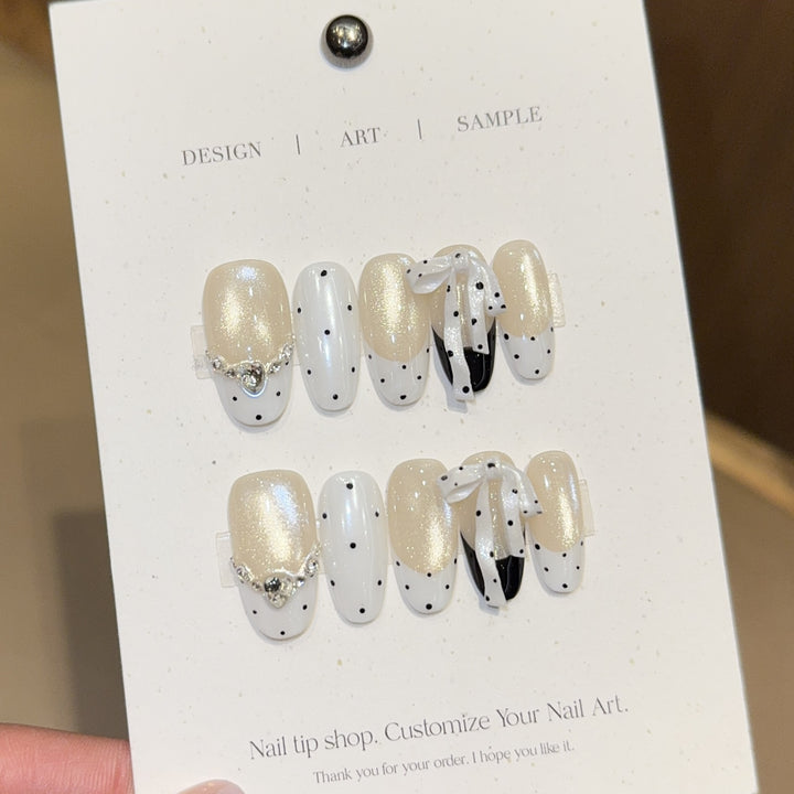 Artificial nails with glitter and bows Bowlift