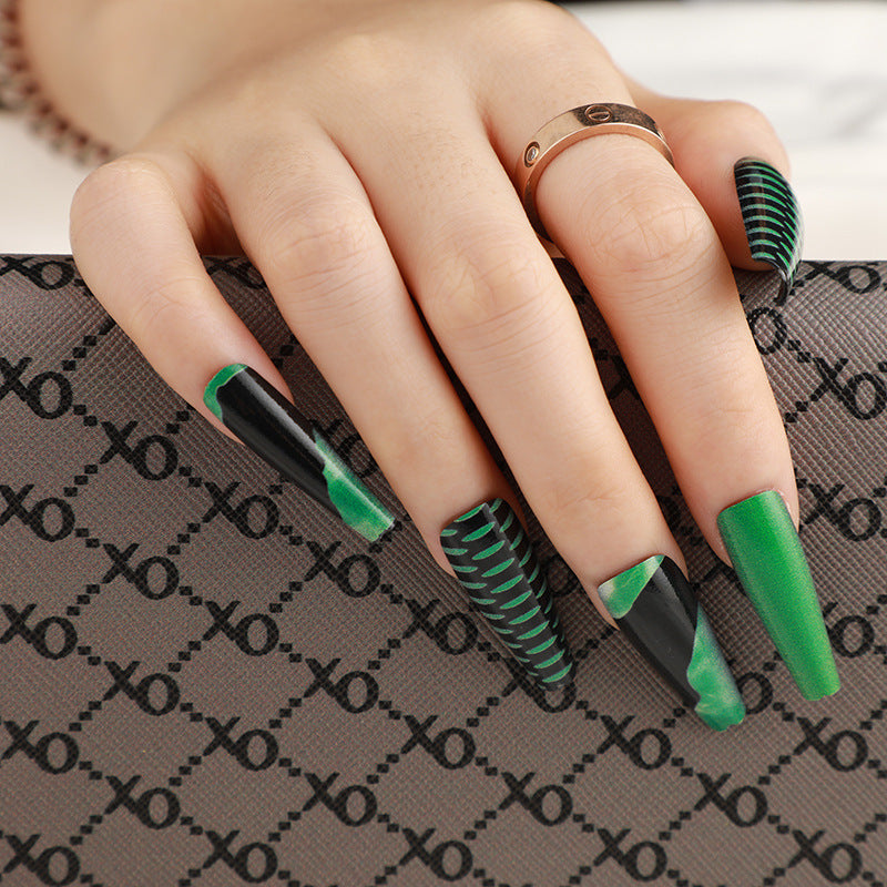 Artificial nails in an elegant design with a modern play of colors Bowlift