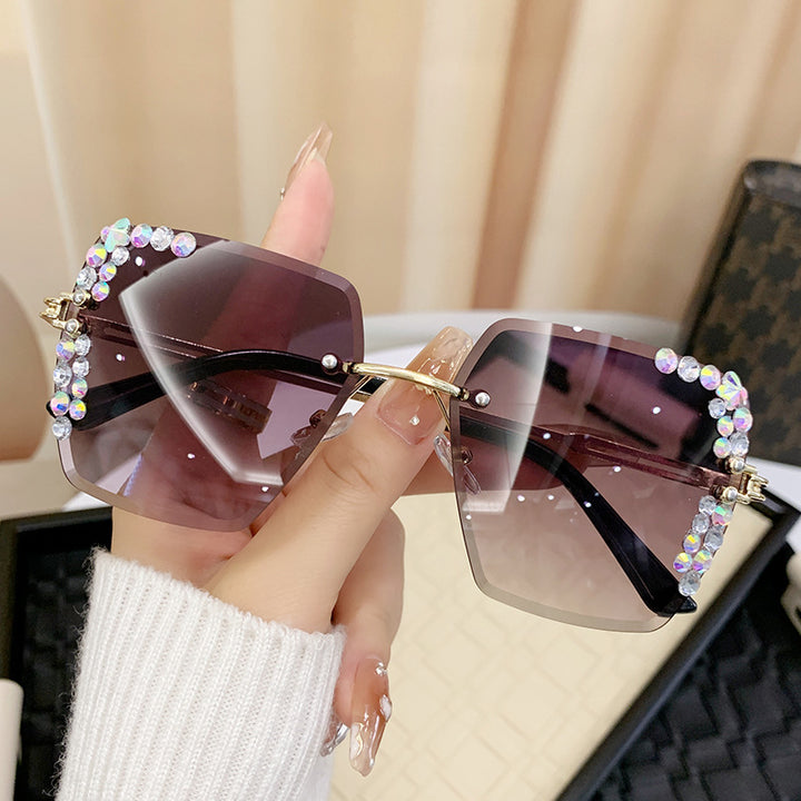Ladies sunglasses with extravagant rhinestone frame Bowlift