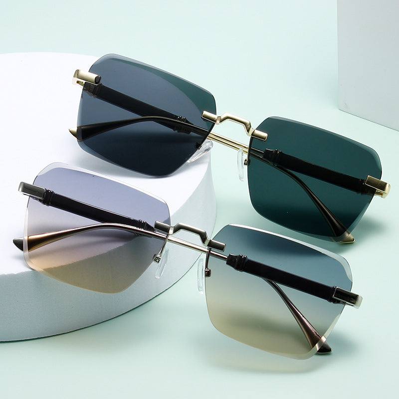 Women's fashion sunglasses with square frame and luxurious accents Bowlift