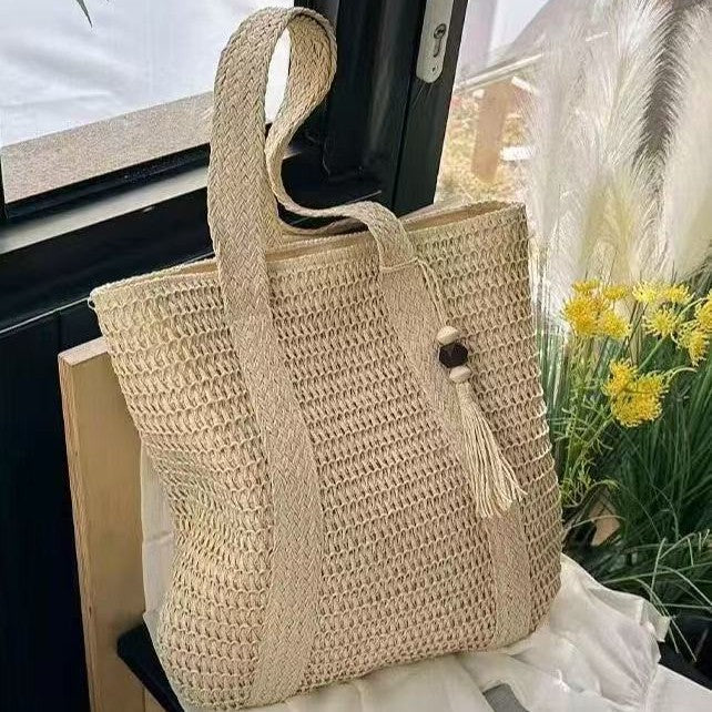 Handbag Made of Natural Weave with Decorative Tassel Detail Bowlift