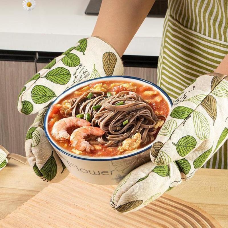 Heat-resistant cotton oven mitt with silicone grip and hanging loop Bowlift