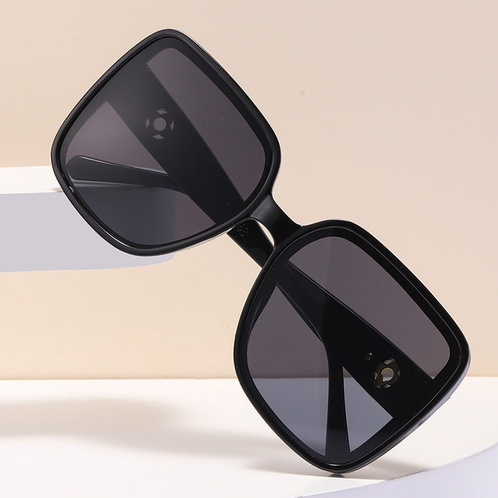 Women's fashionable square sunglasses with luxurious details Bowlift