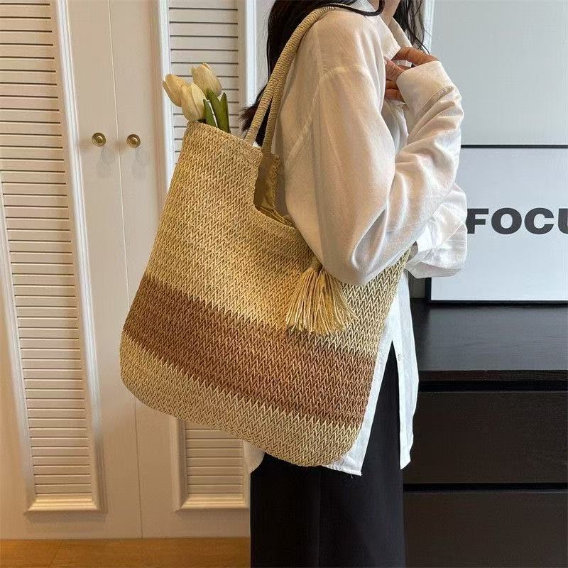 Handbag made of braided natural material with tassel details Bowlift