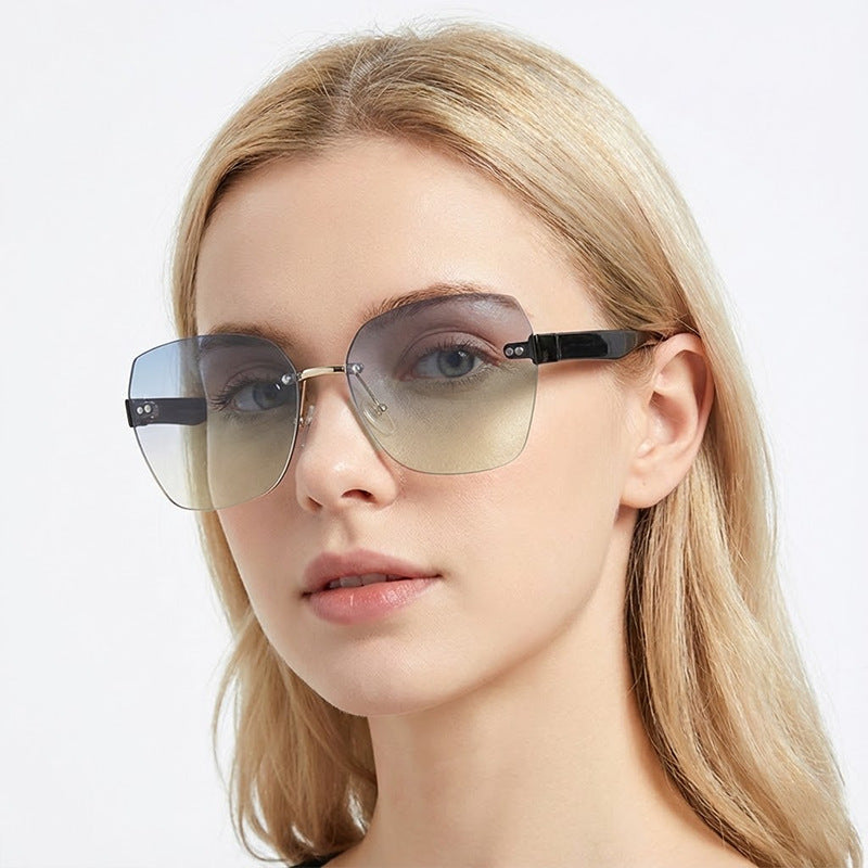 Women's Fashion Tortoiseshell Sunglasses with Golden Accents Bowlift