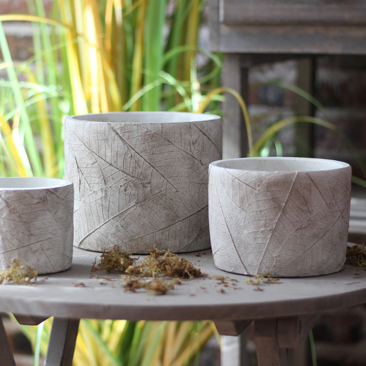 Decorative plant container made of handmade ceramic with leaf pattern Bowlift