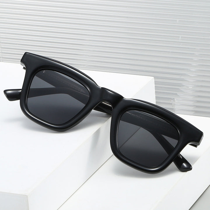 Women's fashionable sunglasses in modern square design with high UV protection Bowlift