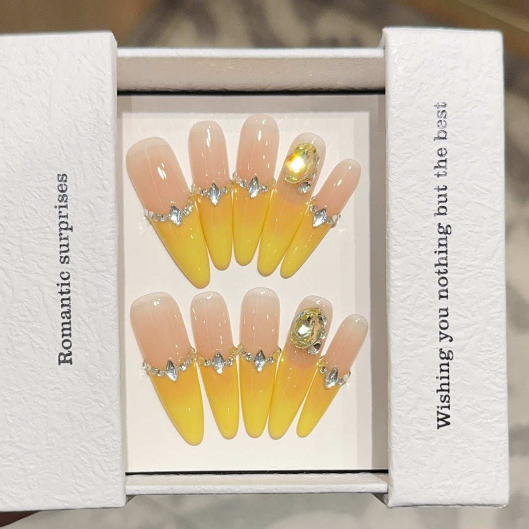 Artificial nails with luxurious glitter and gradient color Bowlift