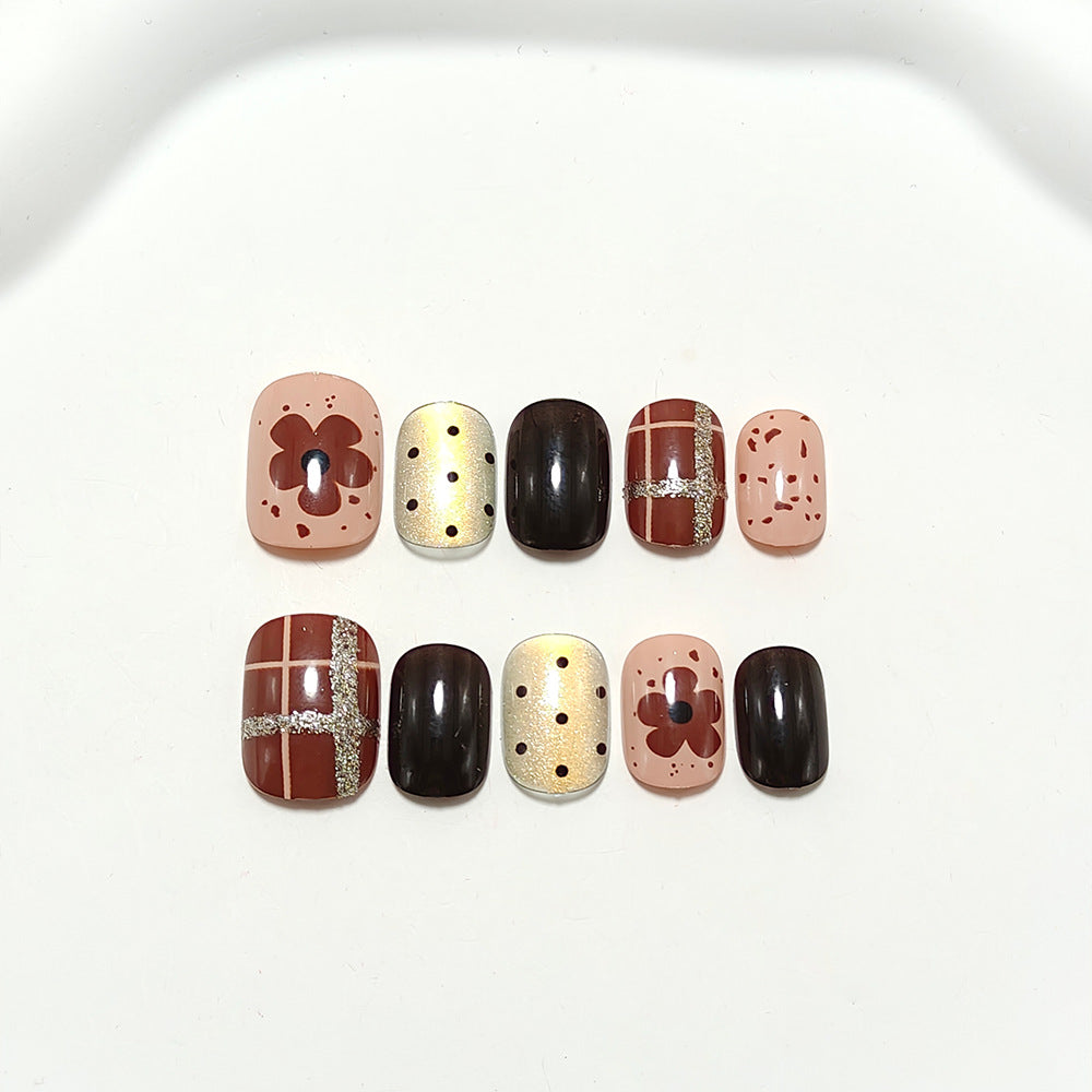 Art Nails in Creative Vintage Design Bowlift