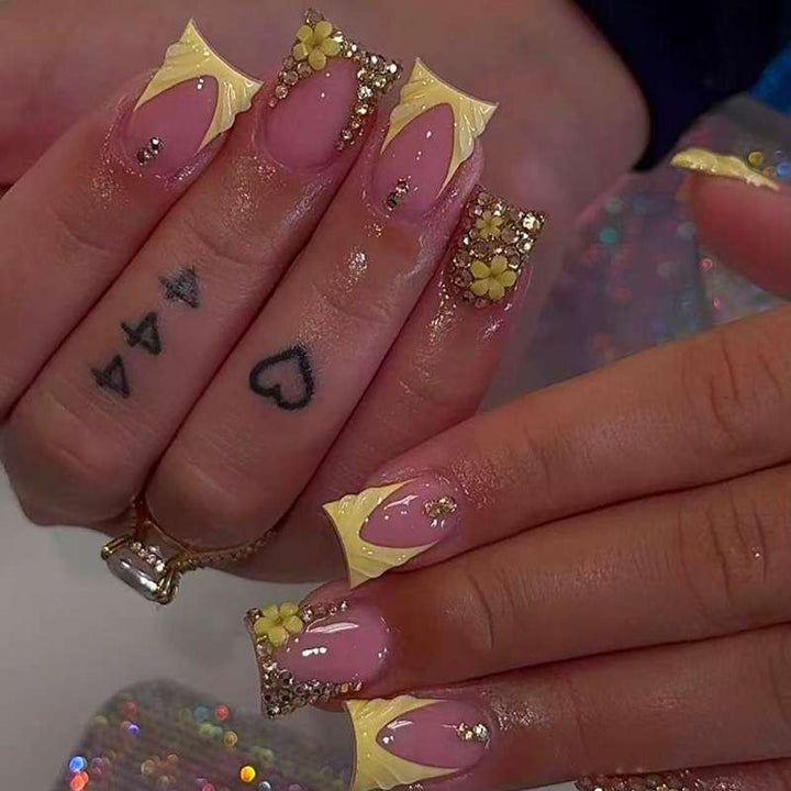 Decorative Floral and Rhinestone Press-On Nails Bowlift
