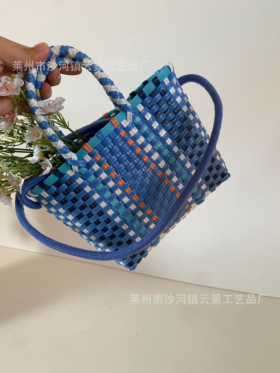 Playful handbag made of braided materials Bowlift