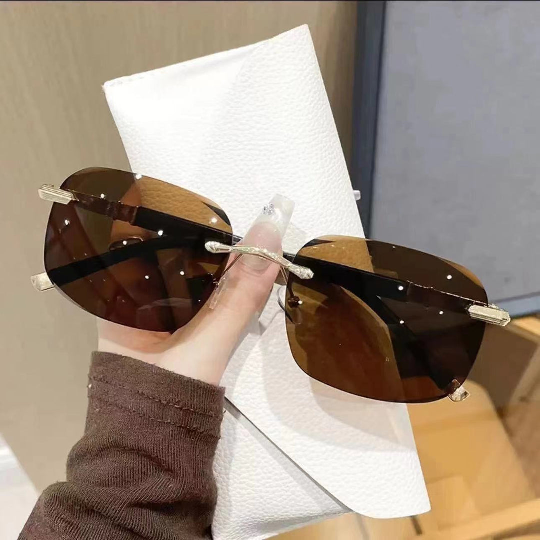 Sleek Shield Sunglasses with Star Accent Bowlift