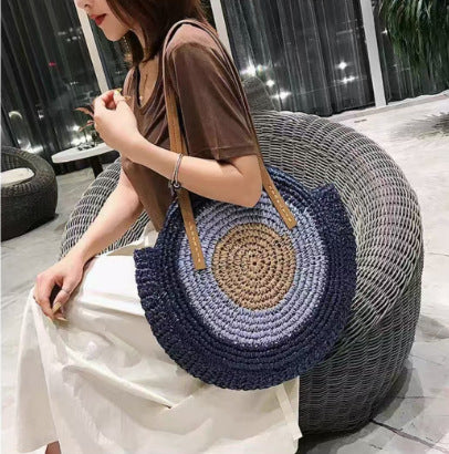 Handcrafted straw bag with eye-catching gradient Bowlift