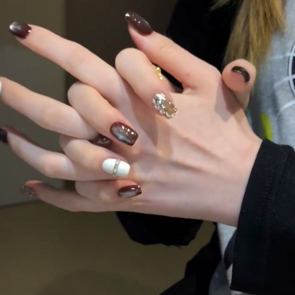 Artificial nails with elegant glitter pattern Bowlift