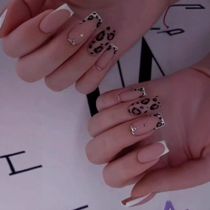 Acrylic Nail Set with Luxurious Leopard Motif and Elegant Glitter Accents Bowlift