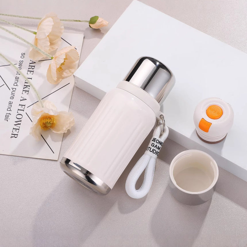 Unisex double-walled insulated bottle with one-handed safety lock and removable drinking cup Bowlift