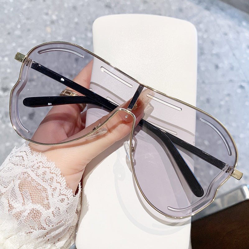 Women’s Sporty Oversized Sunglasses in Unique Design Bowlift