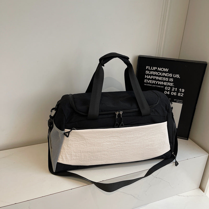 Sporty travel bag with sturdy carrying handles Bowlift