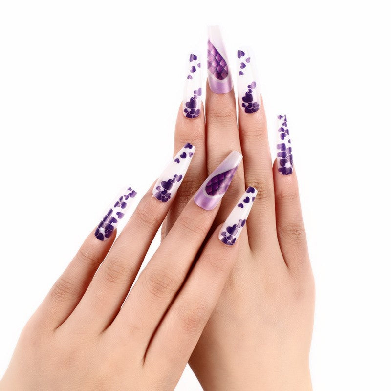 Artificial nails in elegant heart design Bowlift