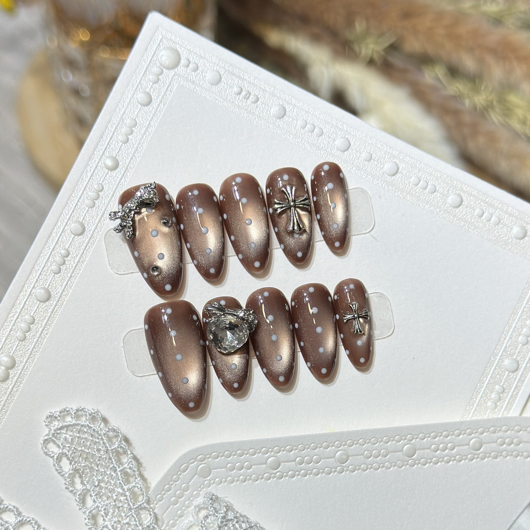 Elegant Press-On Nail Art Set with Distinctive Metallic Accents Bowlift