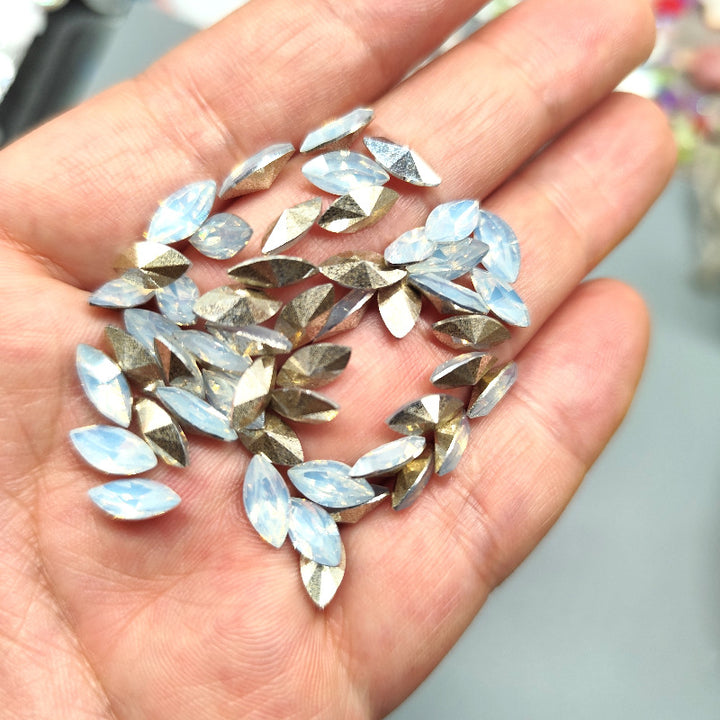 Glittering acrylic gemstones Bowlift