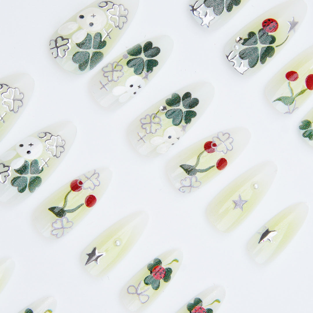 Playful artificial nails with plant motifs Bowlift