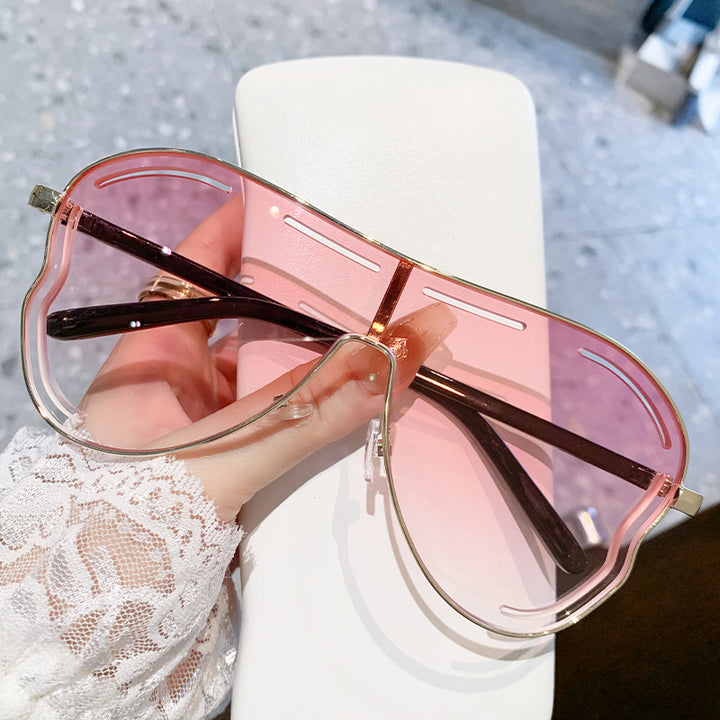 Women's sunglasses in modern shield design Bowlift