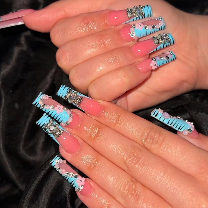 Artificial nails with elaborate decorations Bowlift
