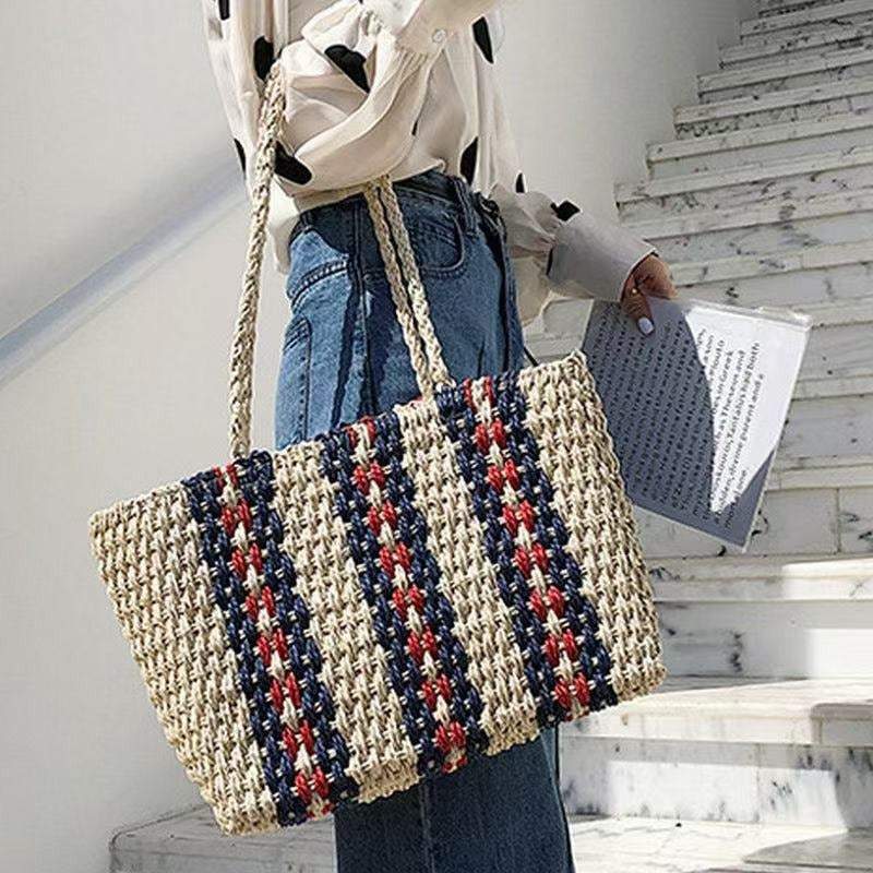 Tote bag made of naturally woven material with geometric pattern Bowlift