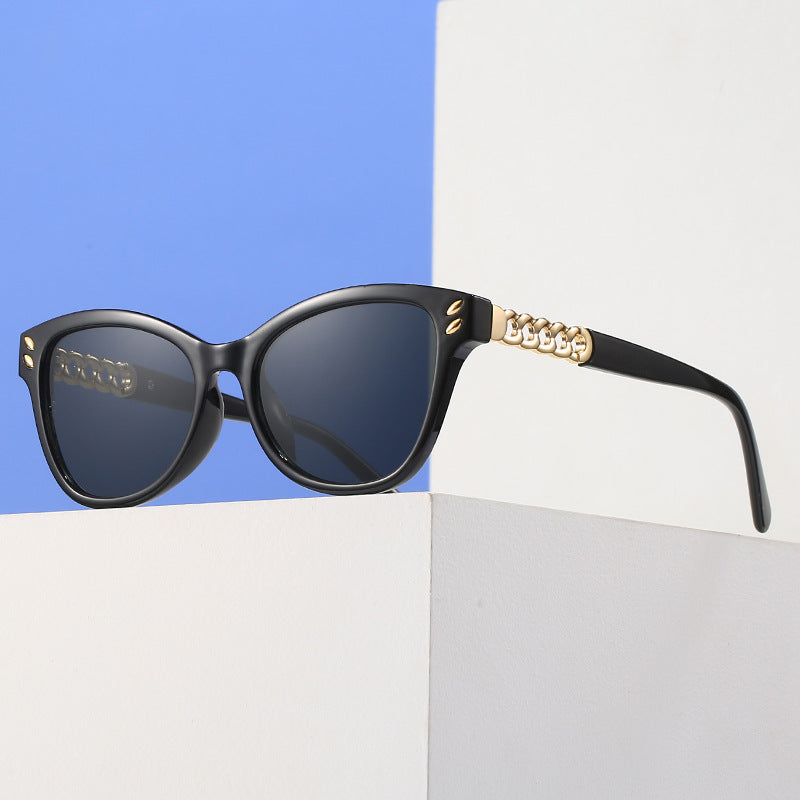 Ladies fashionable cat-eye sunglasses with luxurious chain accents Bowlift