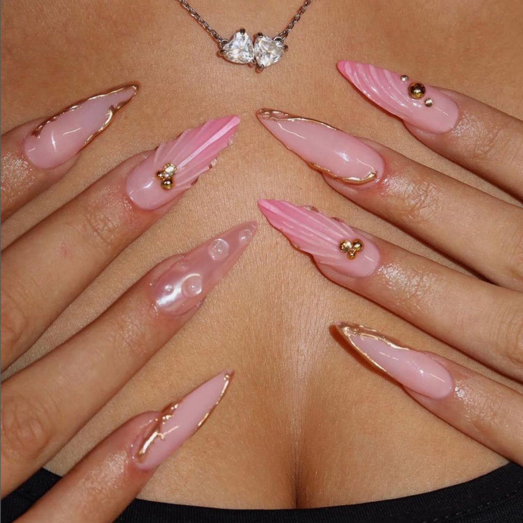 Luxurious artificial nails with elegant gold accent Bowlift