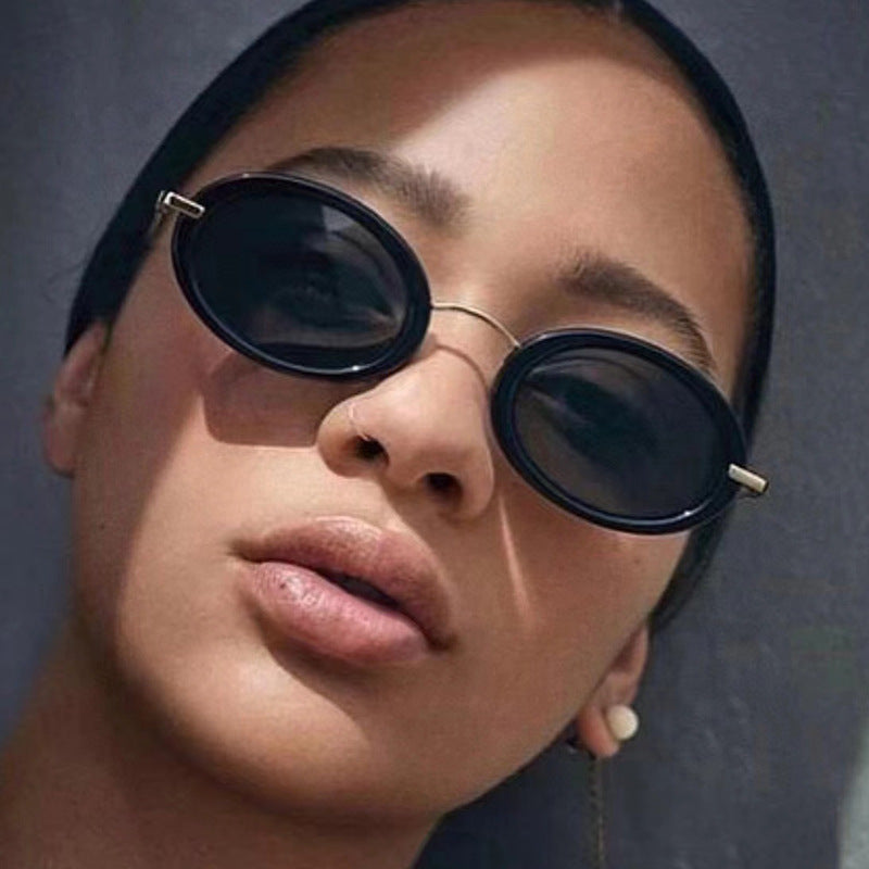 Ladies fashionable sunglasses in elegant oval design Bowlift