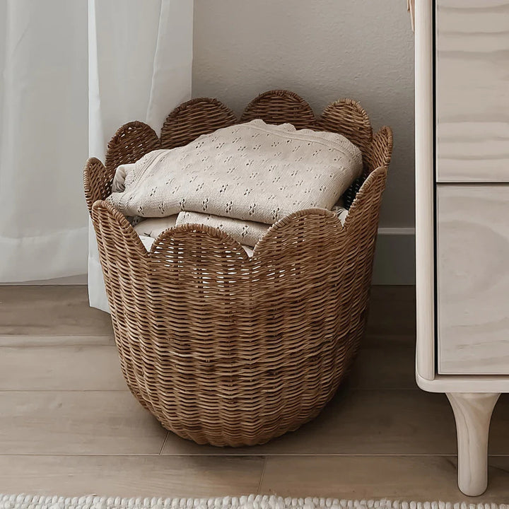 Decorative basket with wavy edge Bowlift