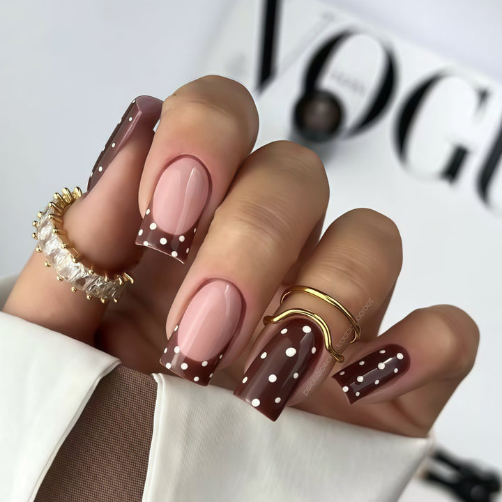 Stylish dotted pattern artificial nails Bowlift