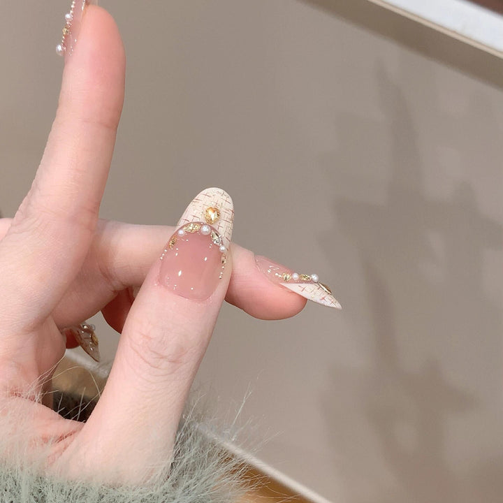 Artificial nails with elegant accents and rhinestone embellishments Bowlift